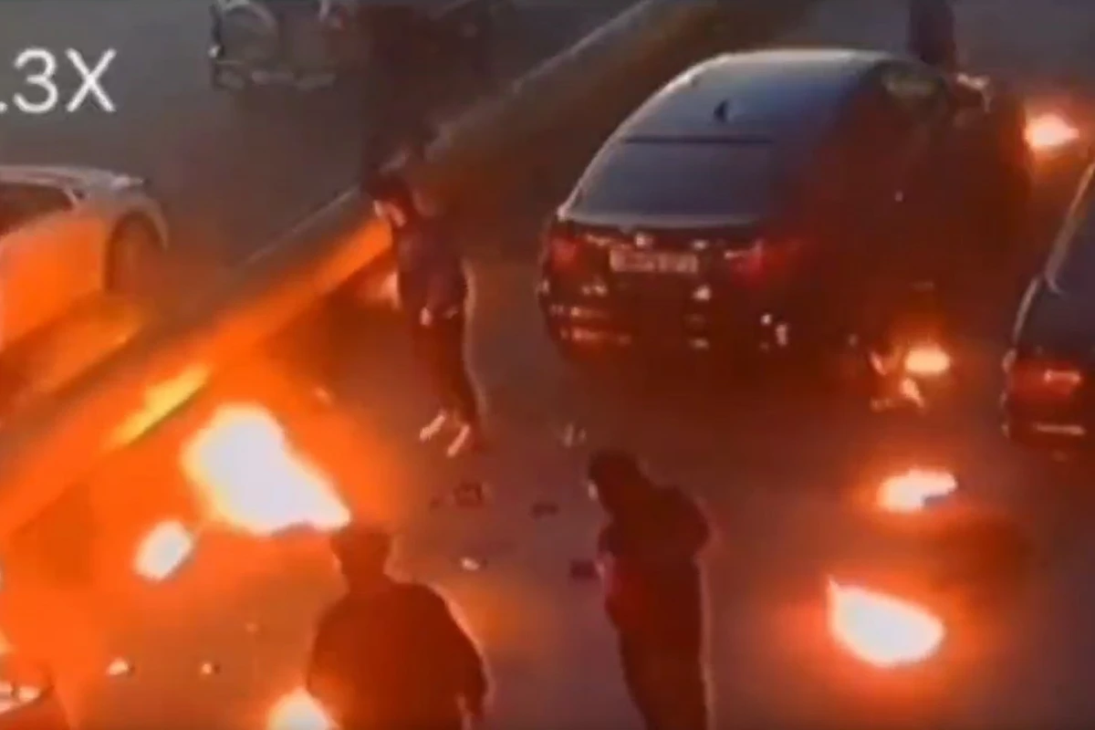 Опасные забавы: в Баку дети чуть не устроили пожар - ВИДЕО