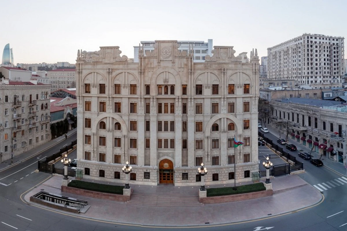 Azərbaycanda sürücü avtomobili polislərin üzərinə sürüb - FOTO