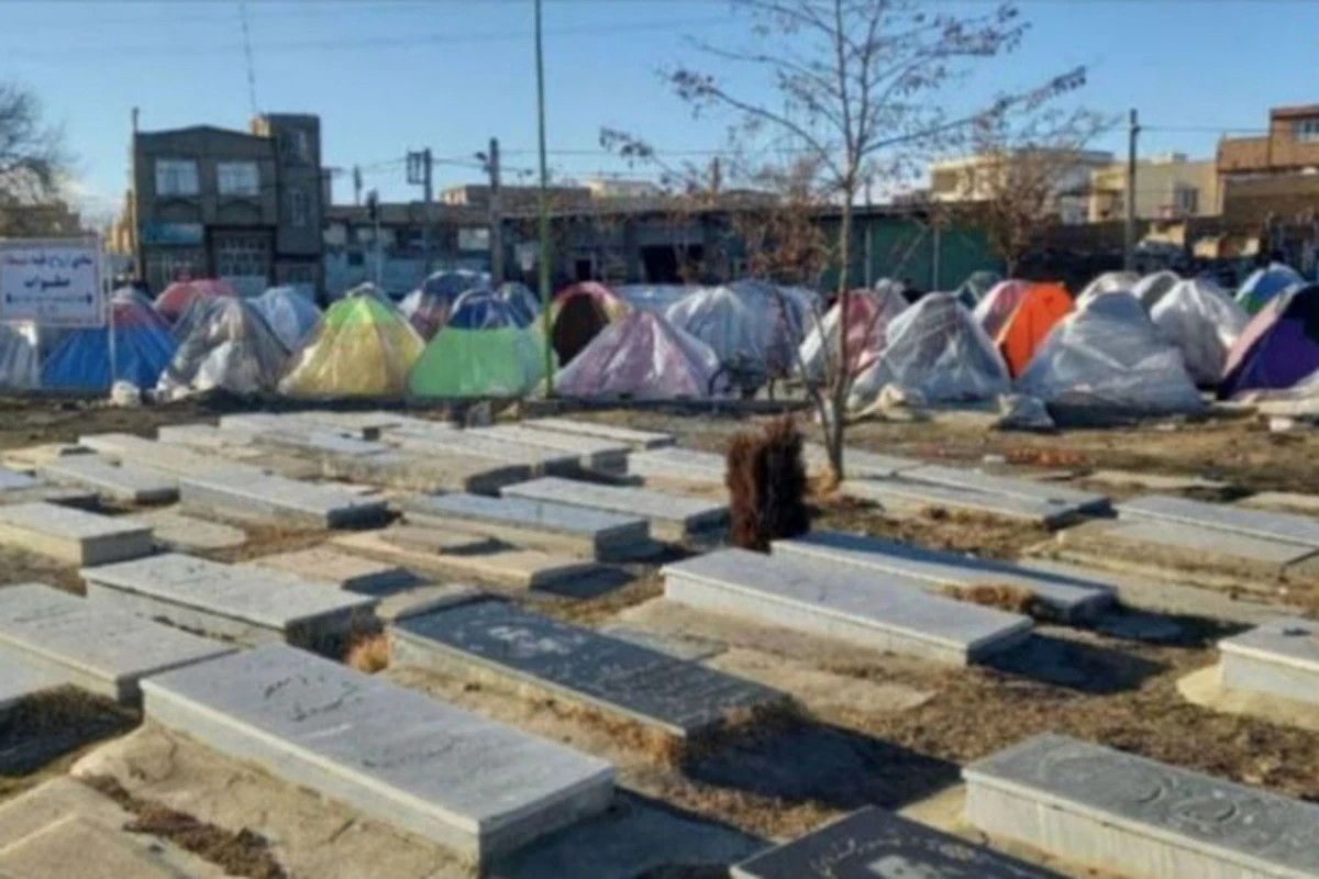 Xoy zəlzələsində evlərini itirən sakinlər qəbiristanlıqda çadır qurublar - FOTO