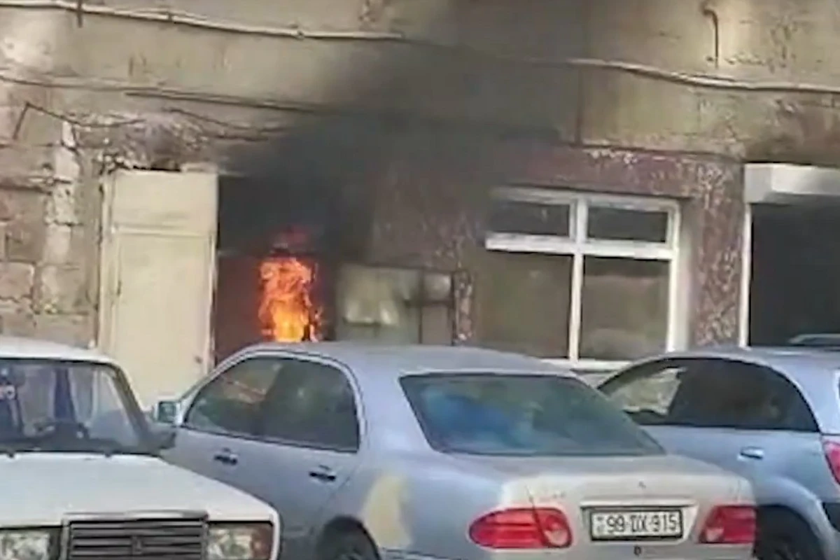 FHN əməkdaşları Bakıda lüks maşını yanmaqdan qorudu - VİDEO