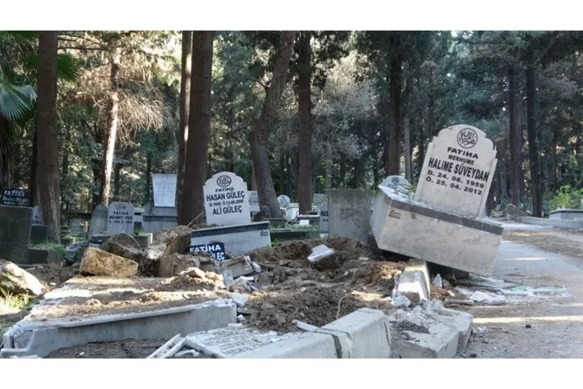 Türkiyədə dəhşətli zəlzələdə məzar daşları dağılıb, qəbirlər açılıb - FOTO