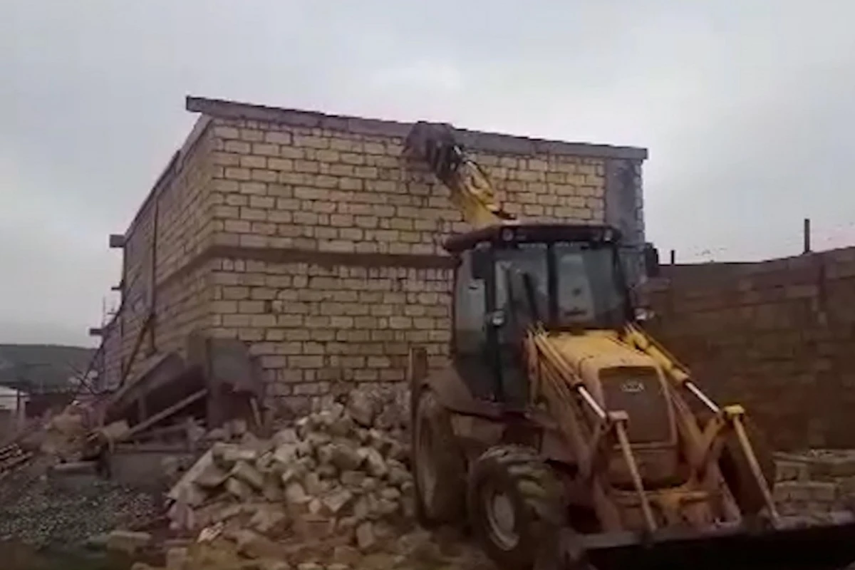 Снесен еще один незаконно построенный объект - ВИДЕО