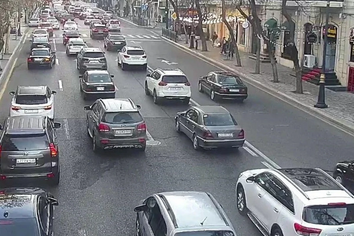 Bakının bir sıra yollarında tıxac yaranıb - SİYAHI