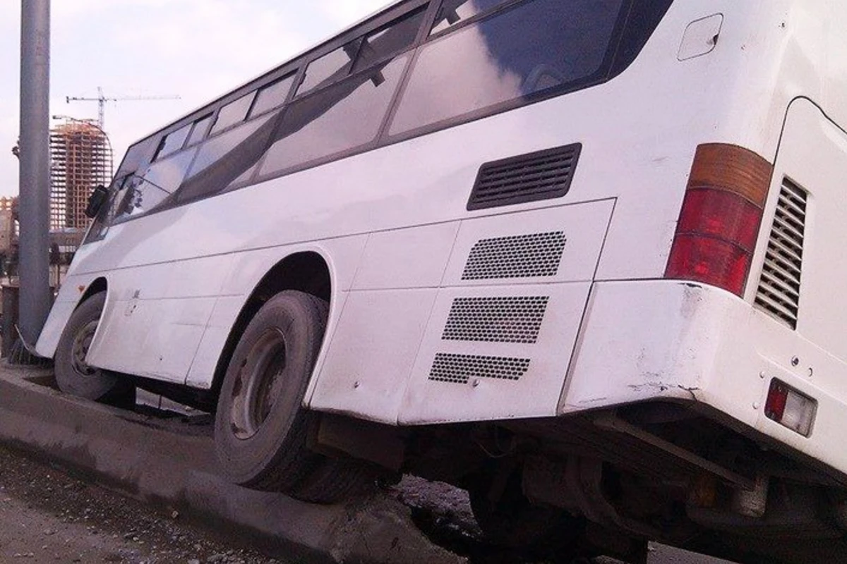 Azərbaycanda sərnişin avtobusu qəza törətdi - Ölən var