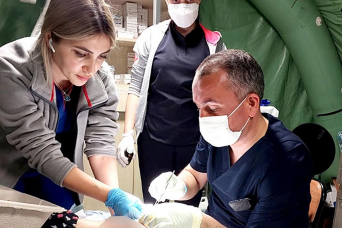 Hərbi həkimlərimiz Türkiyədə 71 cərrahi əməliyyat icra edib, 468 nəfərə ambulator yardım göstəriblər - FOTO Hərbi həkimlərimiz Türkiyədə 71 cərrahi əməliyyat icra edib, 468 nəfərə ambulator yardım göstəriblər - FOTO