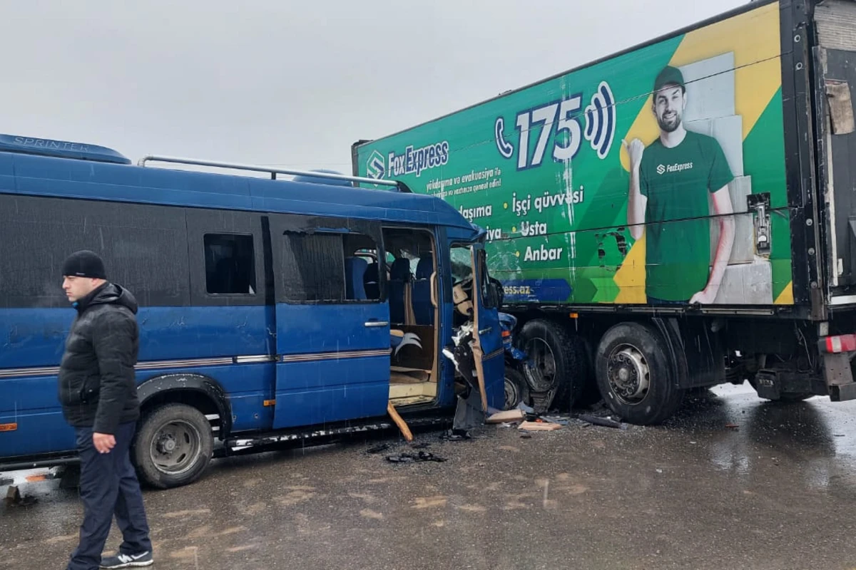 Miktoavtobus yük maşınına çırpıldı, bir nəfər ağır yaralandı - Baş DYP - FOTO