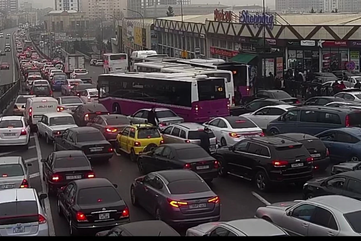 Bakıda 38 marşrut xətti üzrə avtobuslar gecikir Bakıda 38 marşrut xətti üzrə avtobuslar gecikir