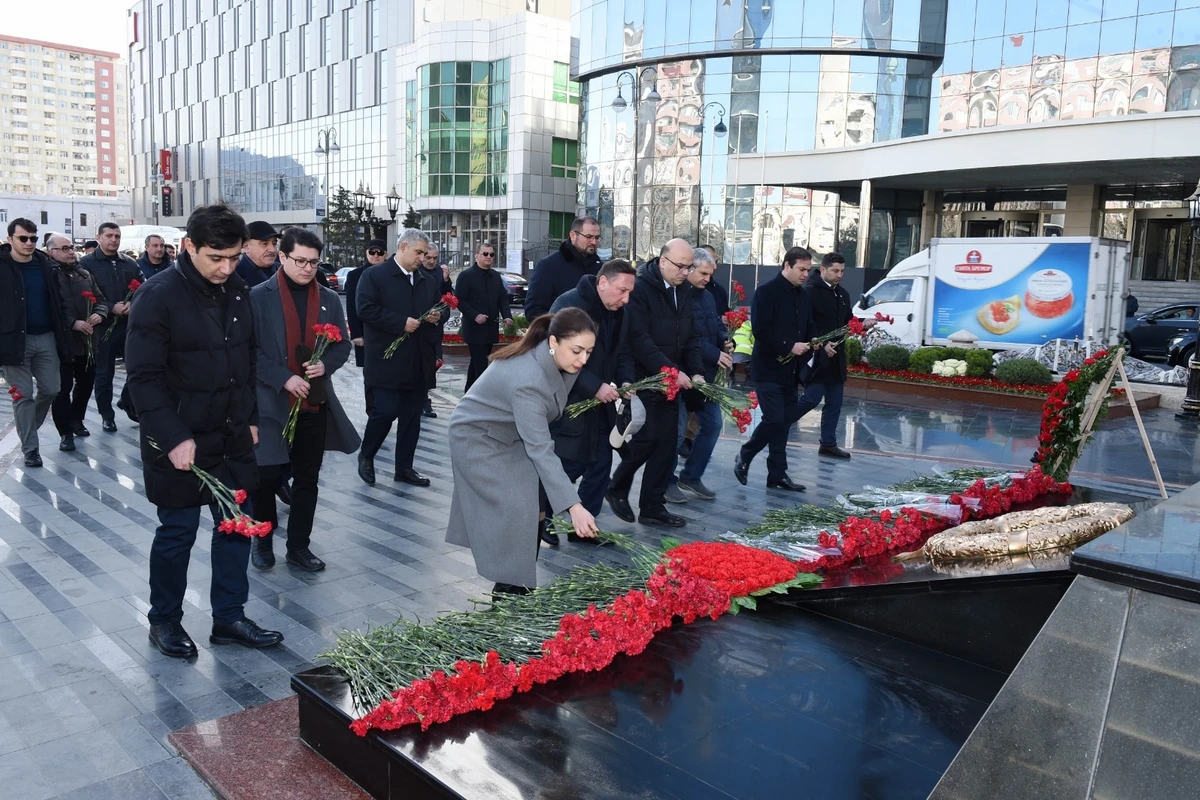 SOCAR-ın kollektivi Xocalı soyqırımı abidəsini ziyarət edib - FOTO