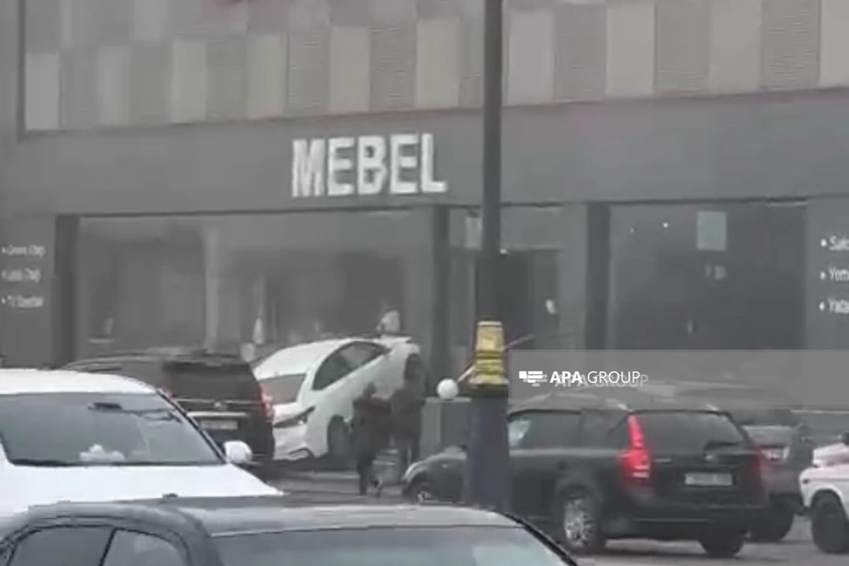 В Баку автомобиль врезался в мебельный салон - ВИДЕО