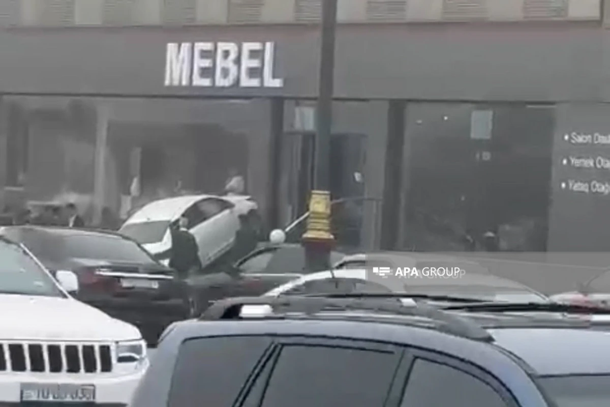 Bakıda avtomobil mebel salonuna çırpılıb - FOTO/VİDEO
