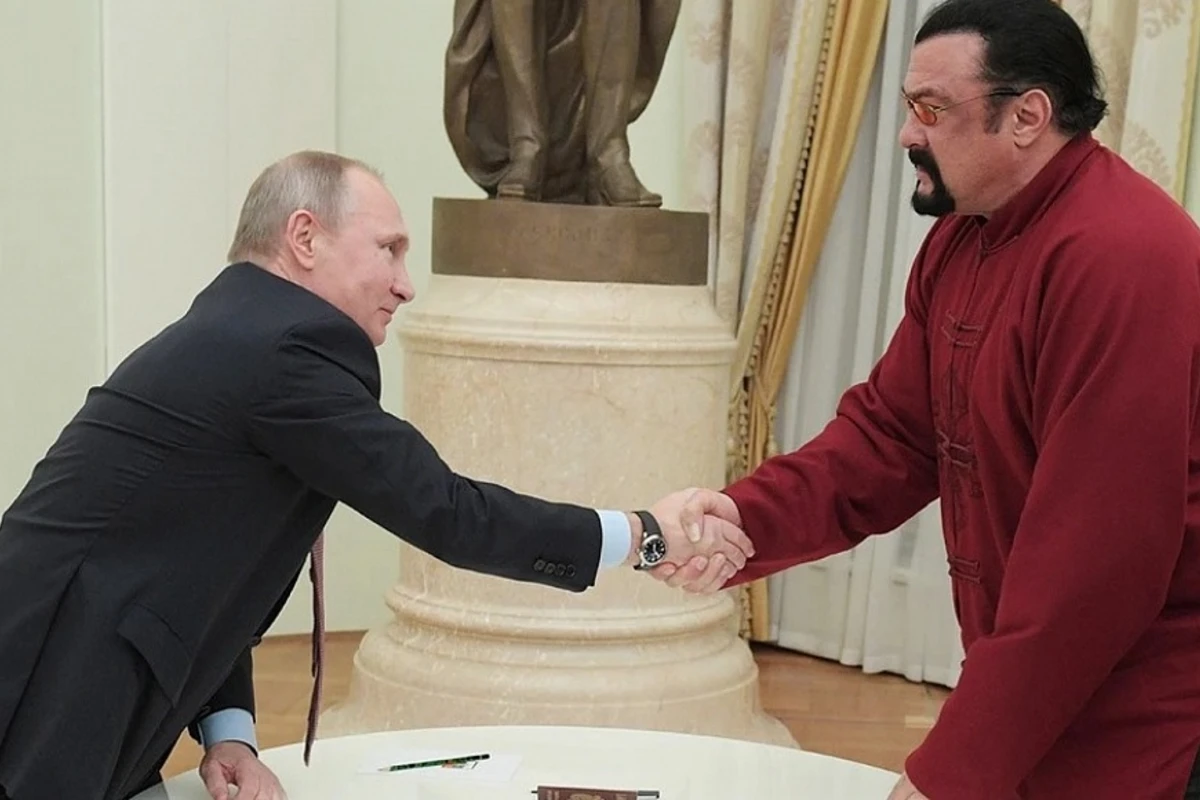 Путин наградил Стивена Сигала