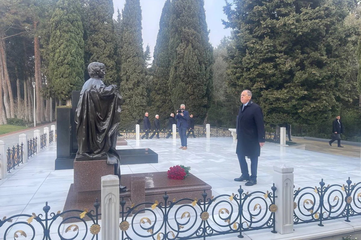Lavrov Fəxri və Şəhidlər xiyabanlarını ziyarət etdi - FOTO