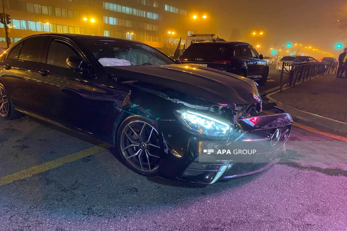 Bakıda “Mercedes” Priusa çırpıldı - FOTO
