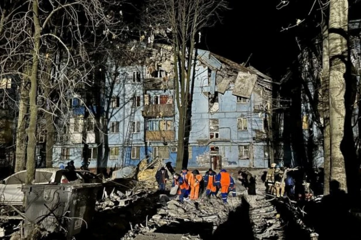 Zaporojyedə beşmərtəbəli bina raketlə vuruldu: Ölənlər var - FOTO