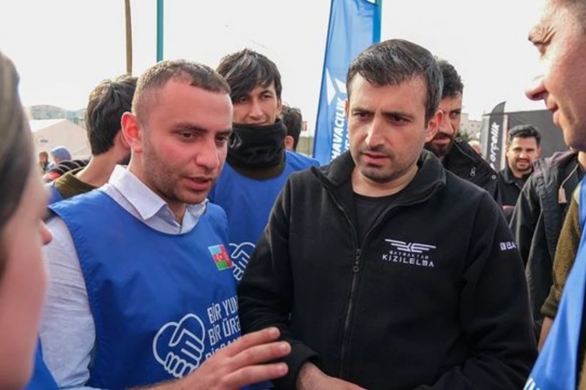 Səlcuk Bayraktar azərbaycanlı könüllülərlə - FOTO/VİDEO