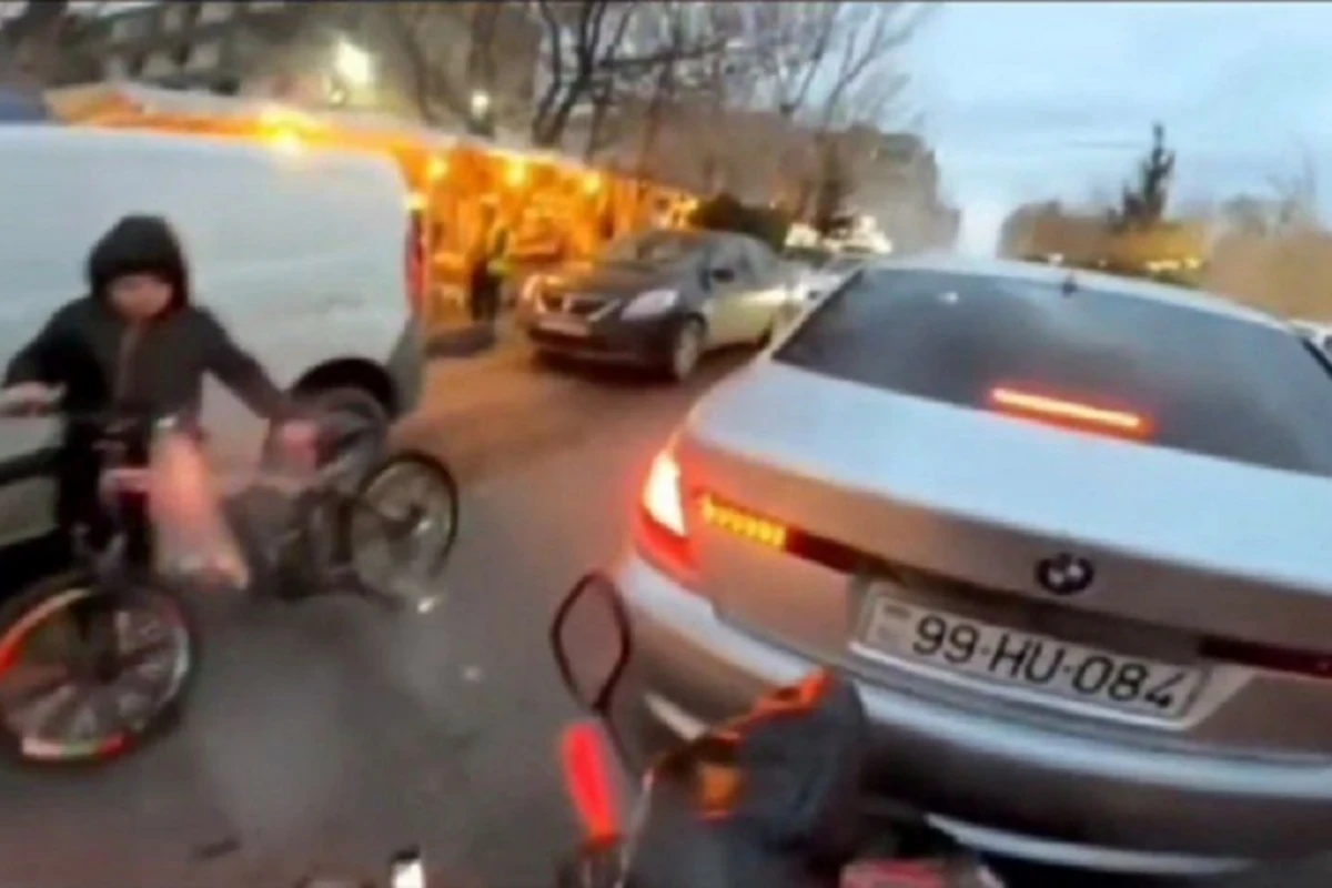 Bakıda BMW sürücüsü motosikleti vurdu: Pulumu hələ də verməyib - VİDEO