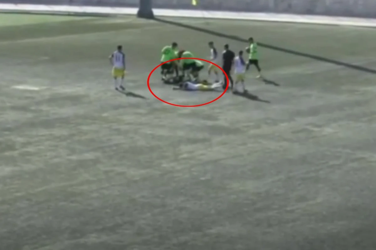Gənc futbolçu topa zərbə vurarkən huşunu itirərək ölüb