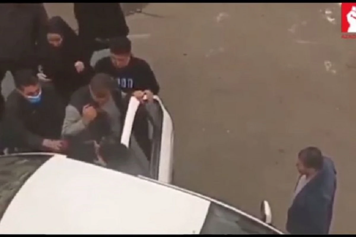 В Иране чиновники правящего режима арестовали и насильно затолкали в машину школьниц - ВИДЕО В Иране чиновники правящего режима арестовали и насильно затолкали в машину школьниц - ВИДЕО