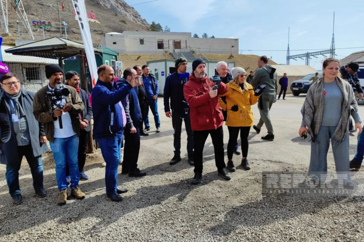 Xarici jurnalistlər Xankəndi-Laçın yolunda aksiya barədə məlumatlandırılıb - FOTO
