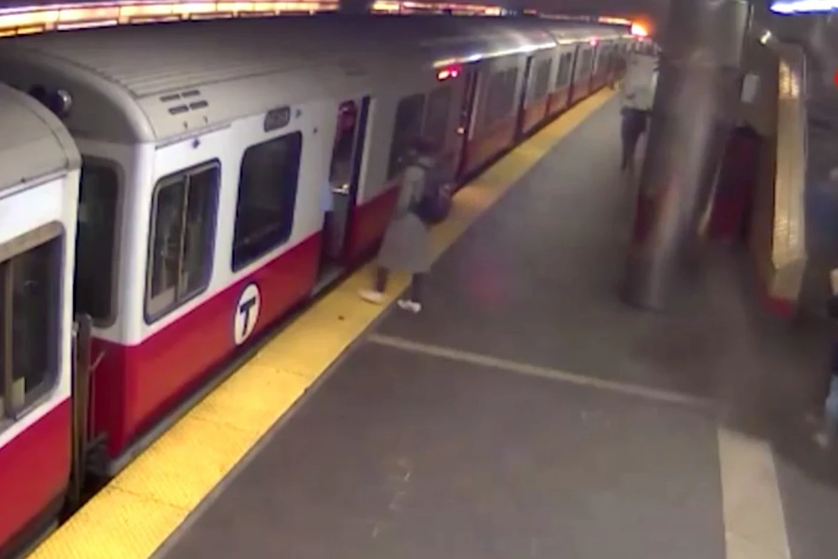 25 kiloluq metro paneli sərnişinin qarşısına düşdü - ANBAAN VİDEO 25 kiloluq metro paneli sərnişinin qarşısına düşdü - ANBAAN VİDEO