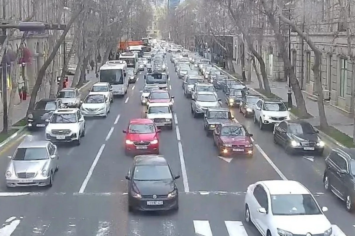 На ряде улиц и проспектов Баку затруднено движение транспорта - СПИСОК