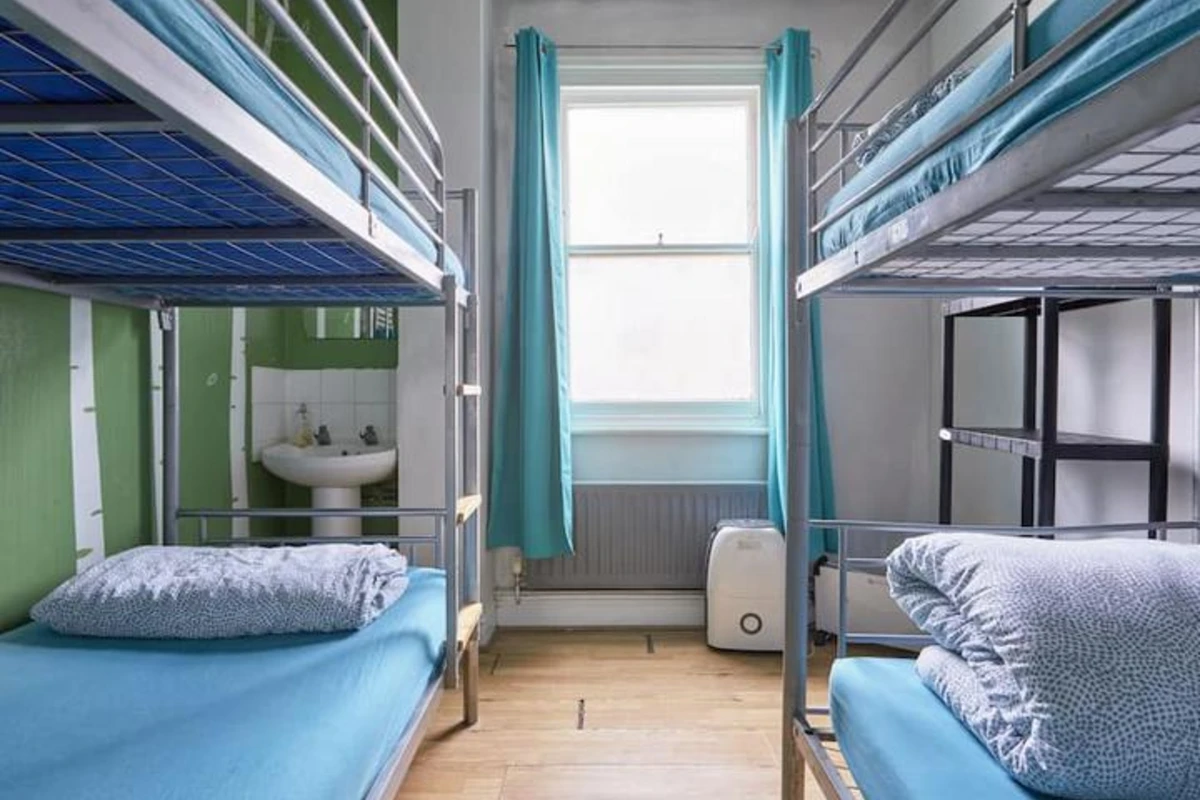 Hosteldə qətl törədən üç uşaq atasına hökm oxundu - VİDEO