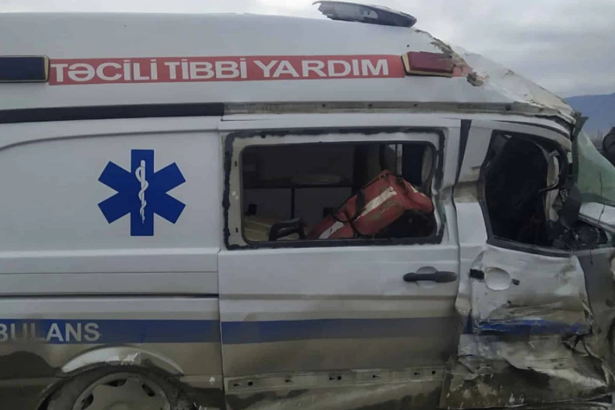 Bakıda minik avtomobili təcili tibbi yardımla toqquşdu: Xəsarət alanlar var - FOTO