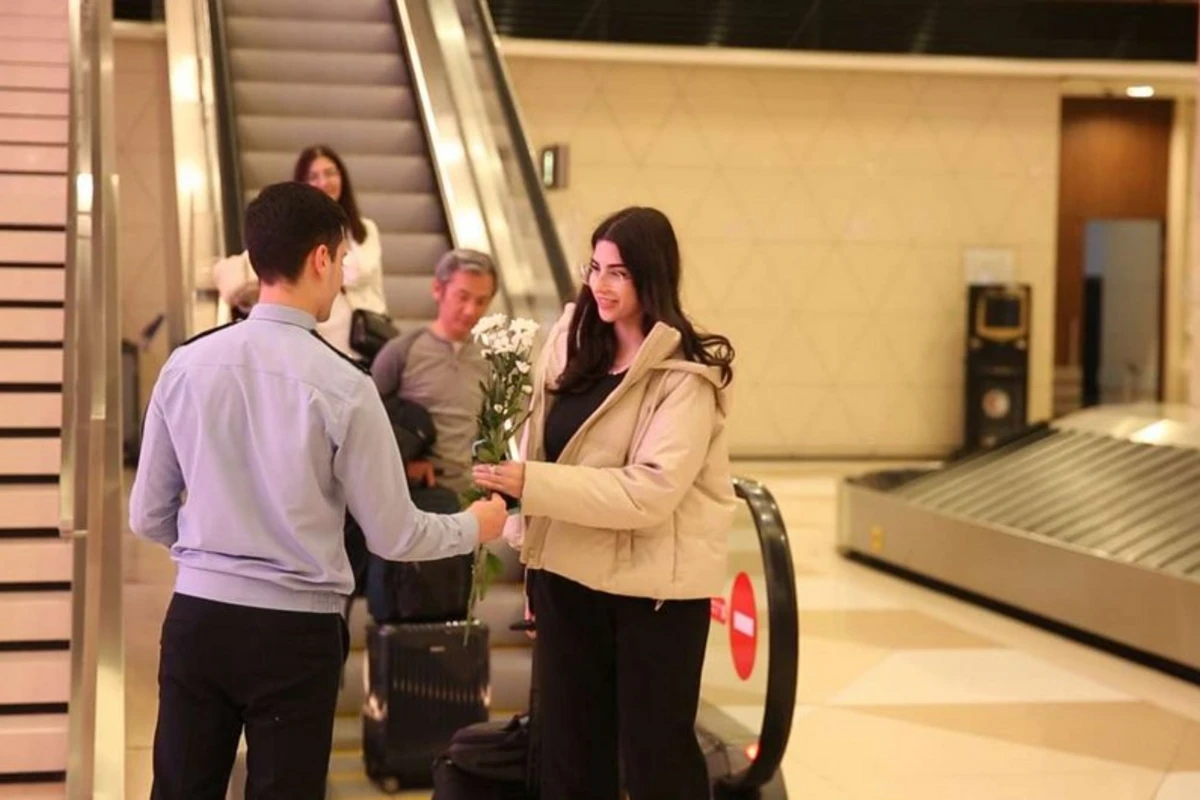 Azərbaycana gələn xanım sərnişinlər Bakı aerportunda çiçəklərlə qarşılanıb - FOTO/VİDEO