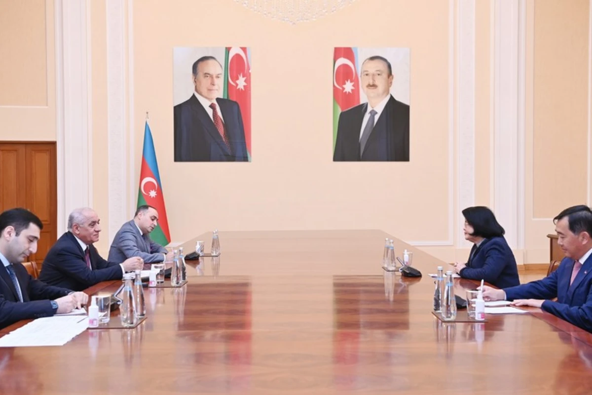 Baş nazir Əli Əsədov Kamboca Milli Assambleyası sədrinin müavini ilə görüşüb
