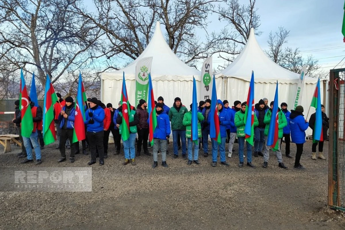 На дороге Ханкенди-Лачын продолжается акция протеста с требованием положить конец экотеррору