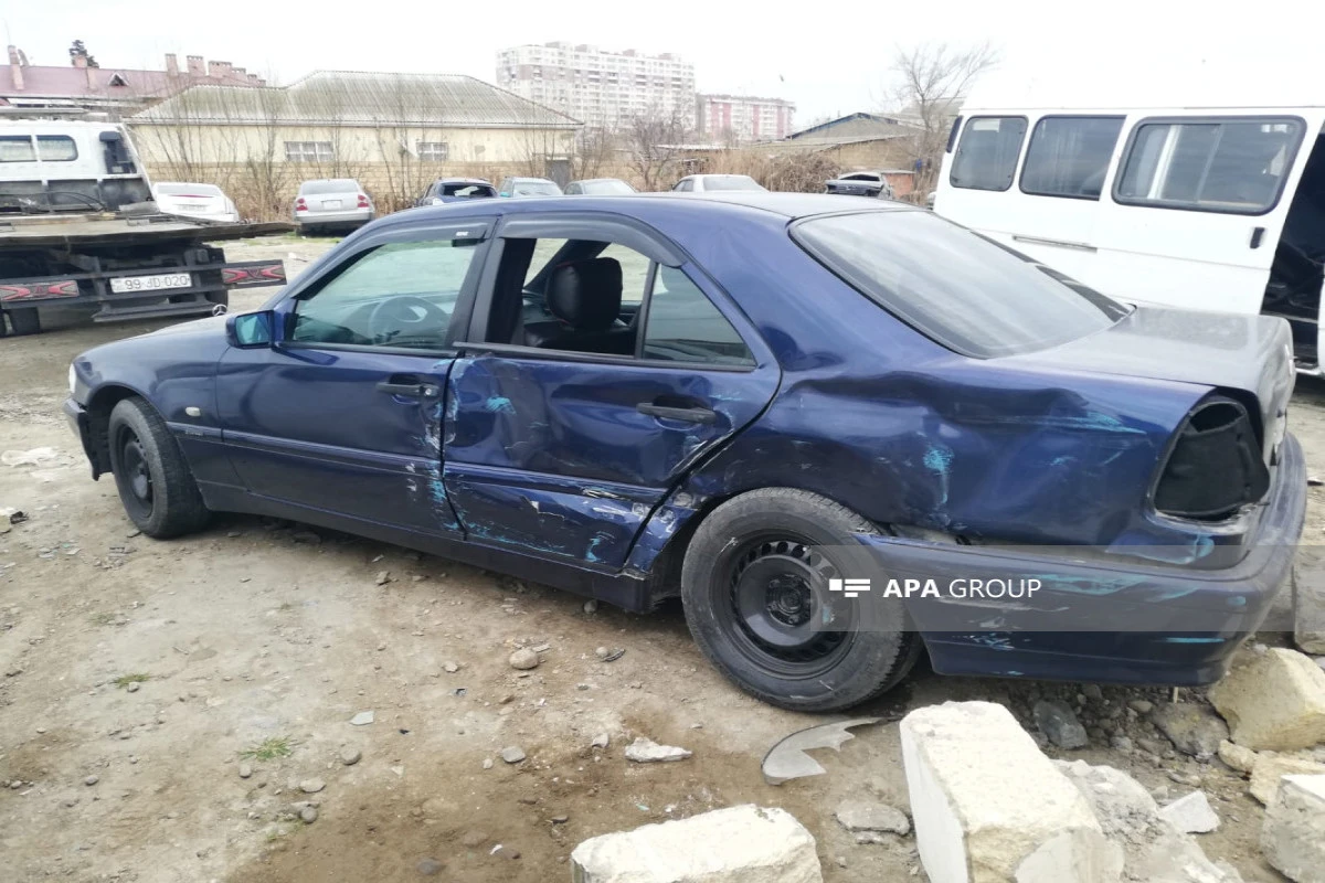 Azərbaycanda minik maşını avtobusa çırpılıb - FOTO