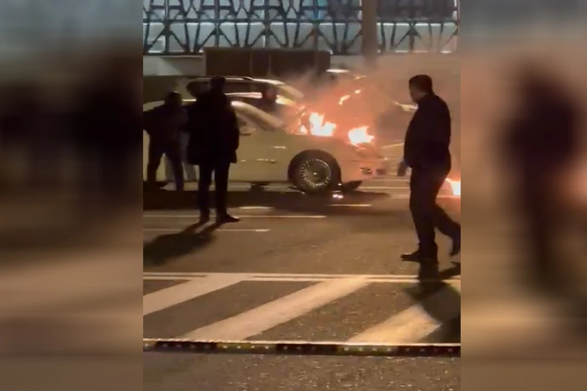 В бакинском аэропорту загорелся автомобиль - ВИДЕО