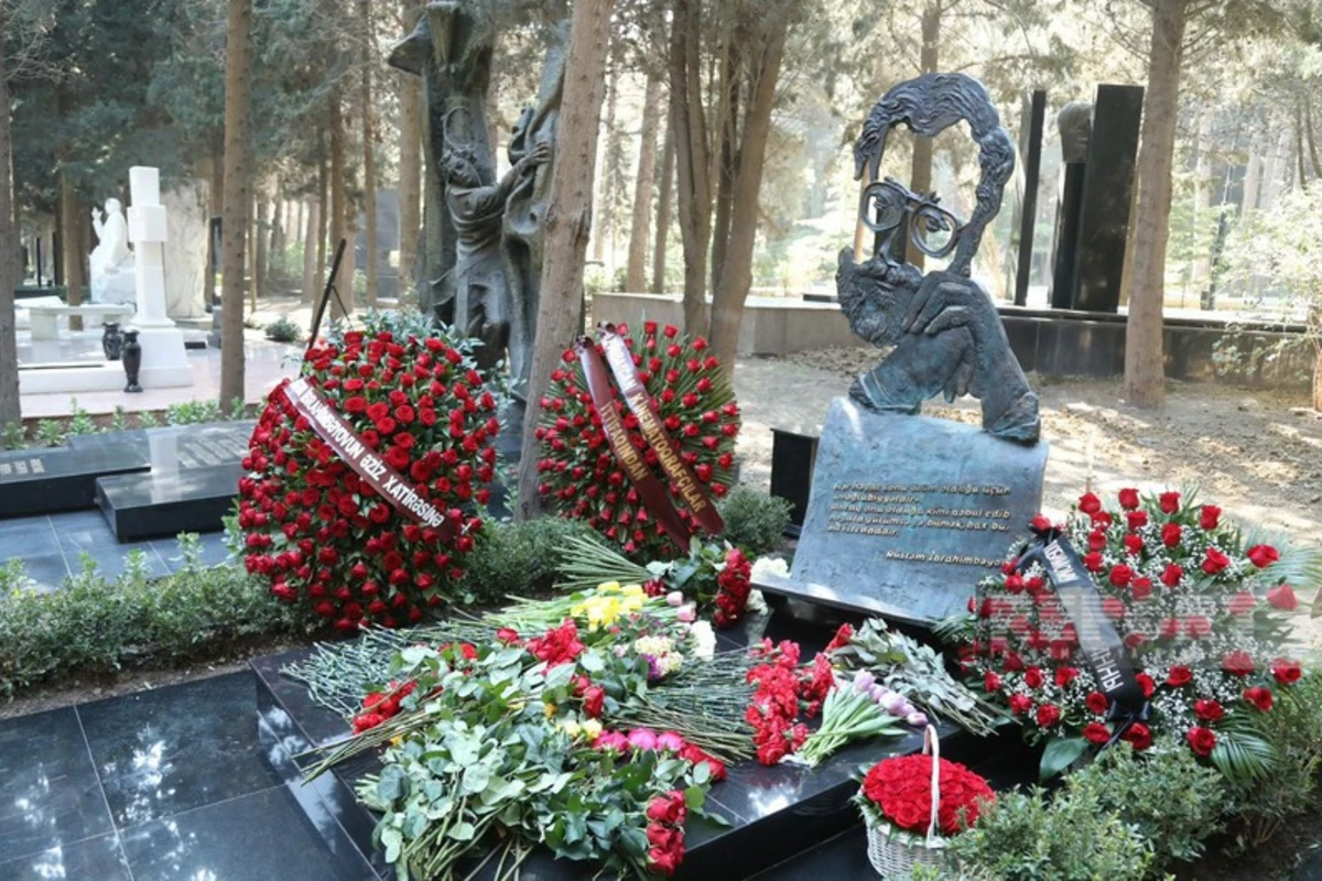 В Баку состоялось открытие надгробного памятника Рустаму Ибрагимбекову - ФОТО В Баку состоялось открытие надгробного памятника Рустаму Ибрагимбекову - ФОТО