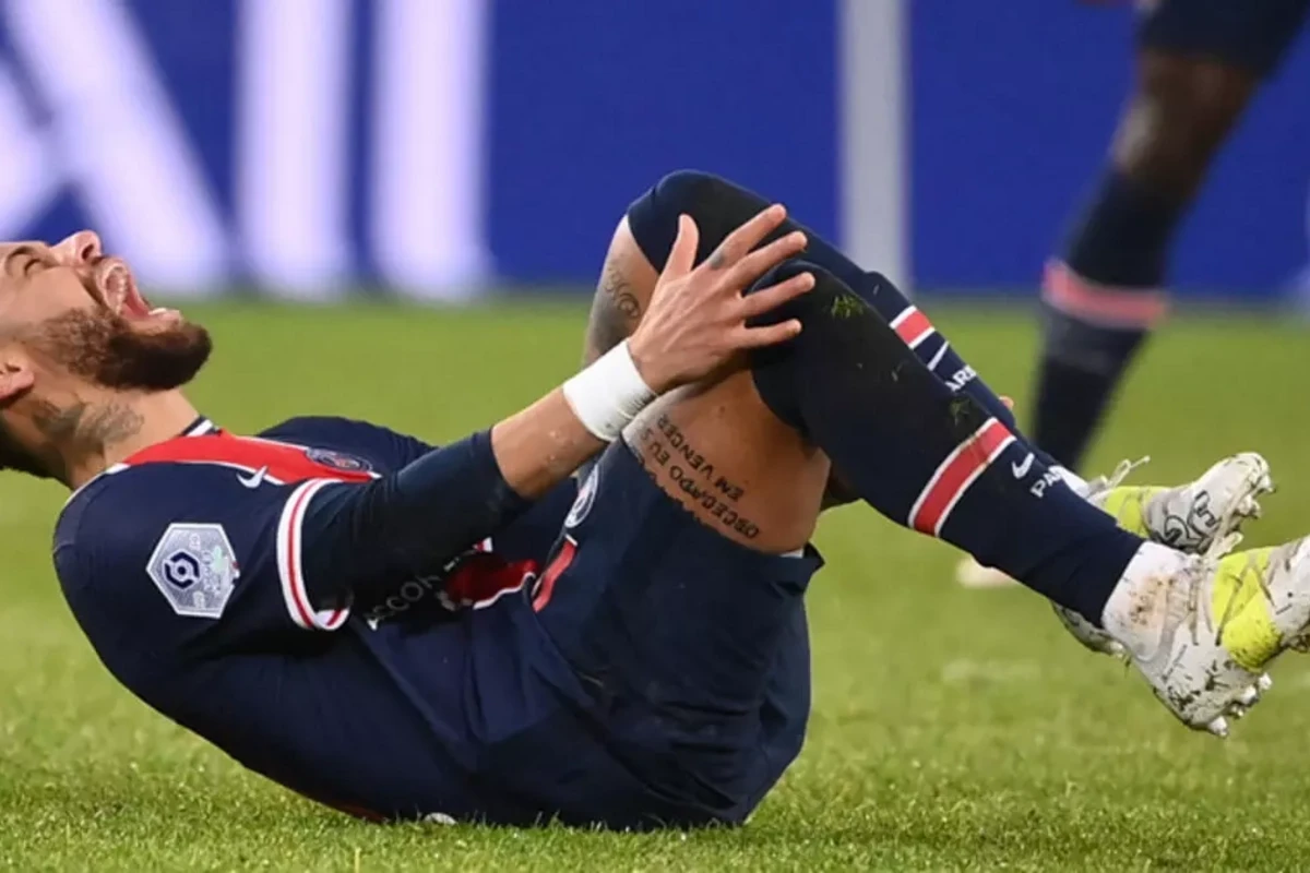 Neymar sağ dizindən əməliyyat olundu