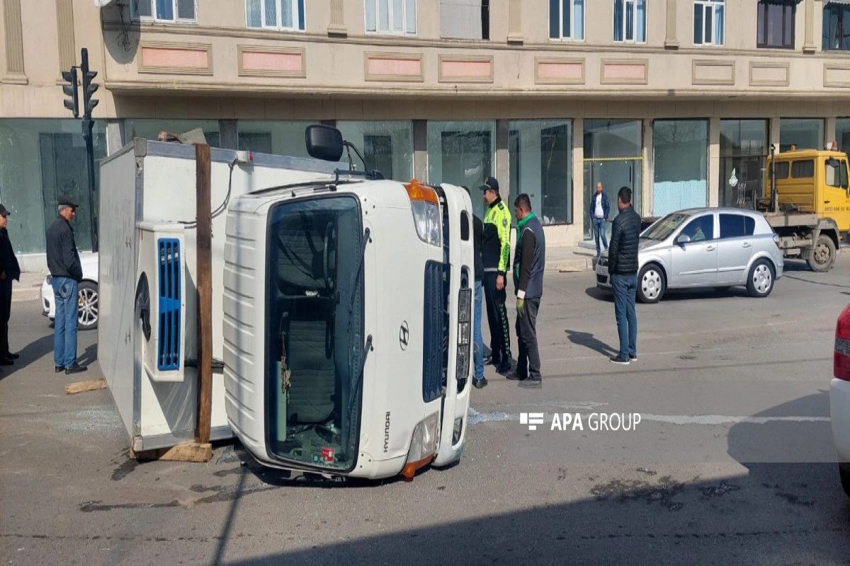 Azərbaycanda qəza - Yük maşını aşdı - FOTO