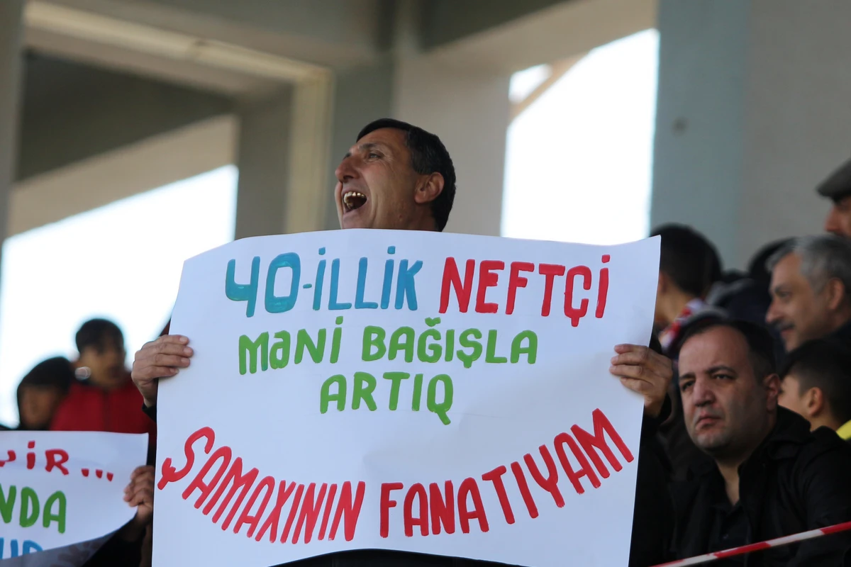 Azərbaycan futbolunda maraqlı pankart -  “40 illik “Neftçi” məni bağışla