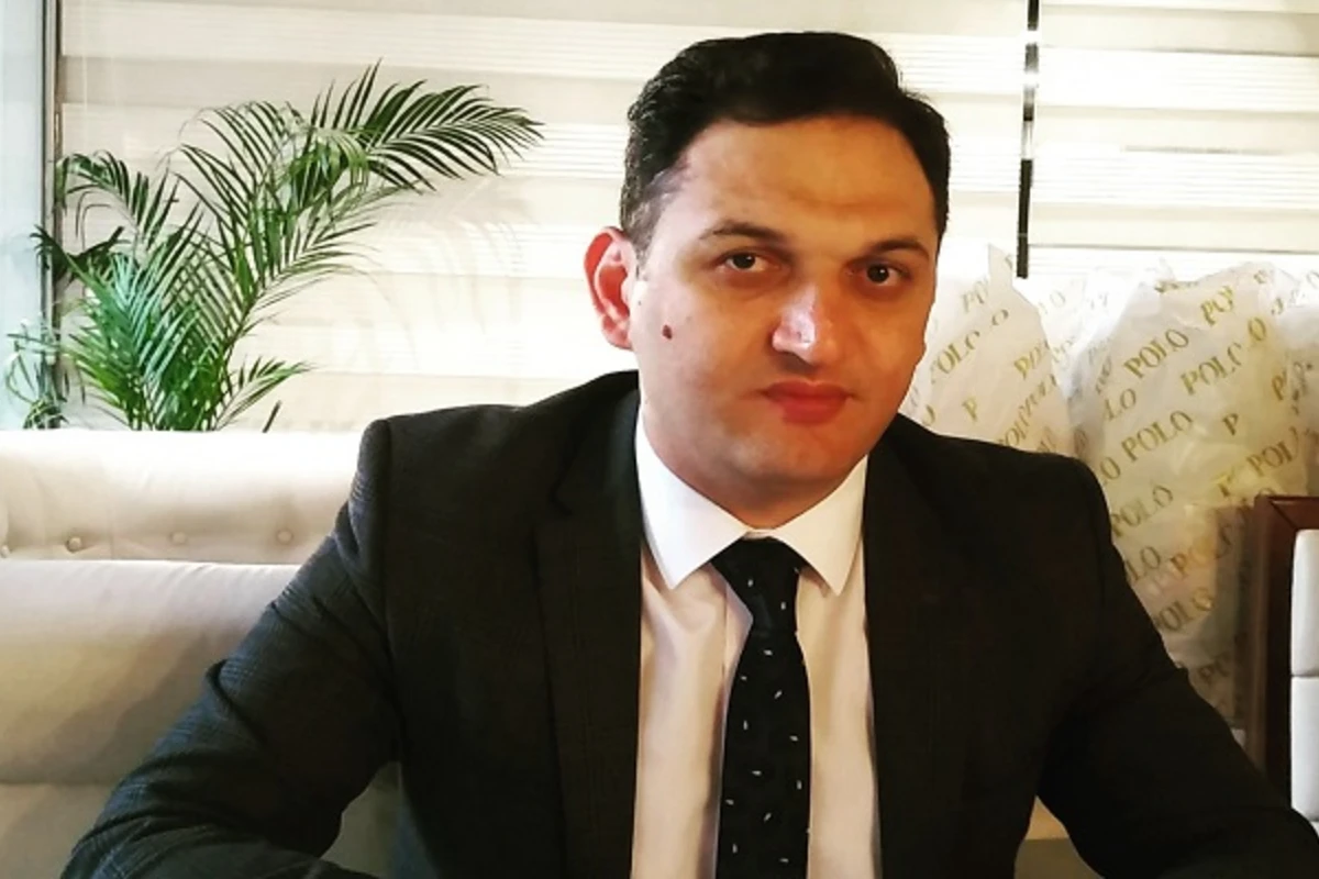 Vəzifəli şəxsin meyiti binanın girişində tapılıbmış - FOTO