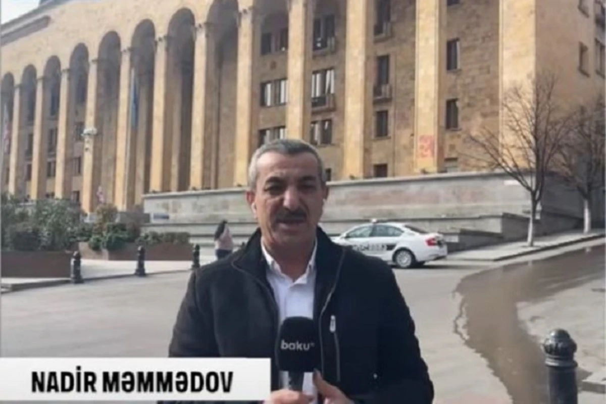 Протестующие в Тбилиси сожгли флаг Евросоюза перед зданием парламента - ВИДЕО