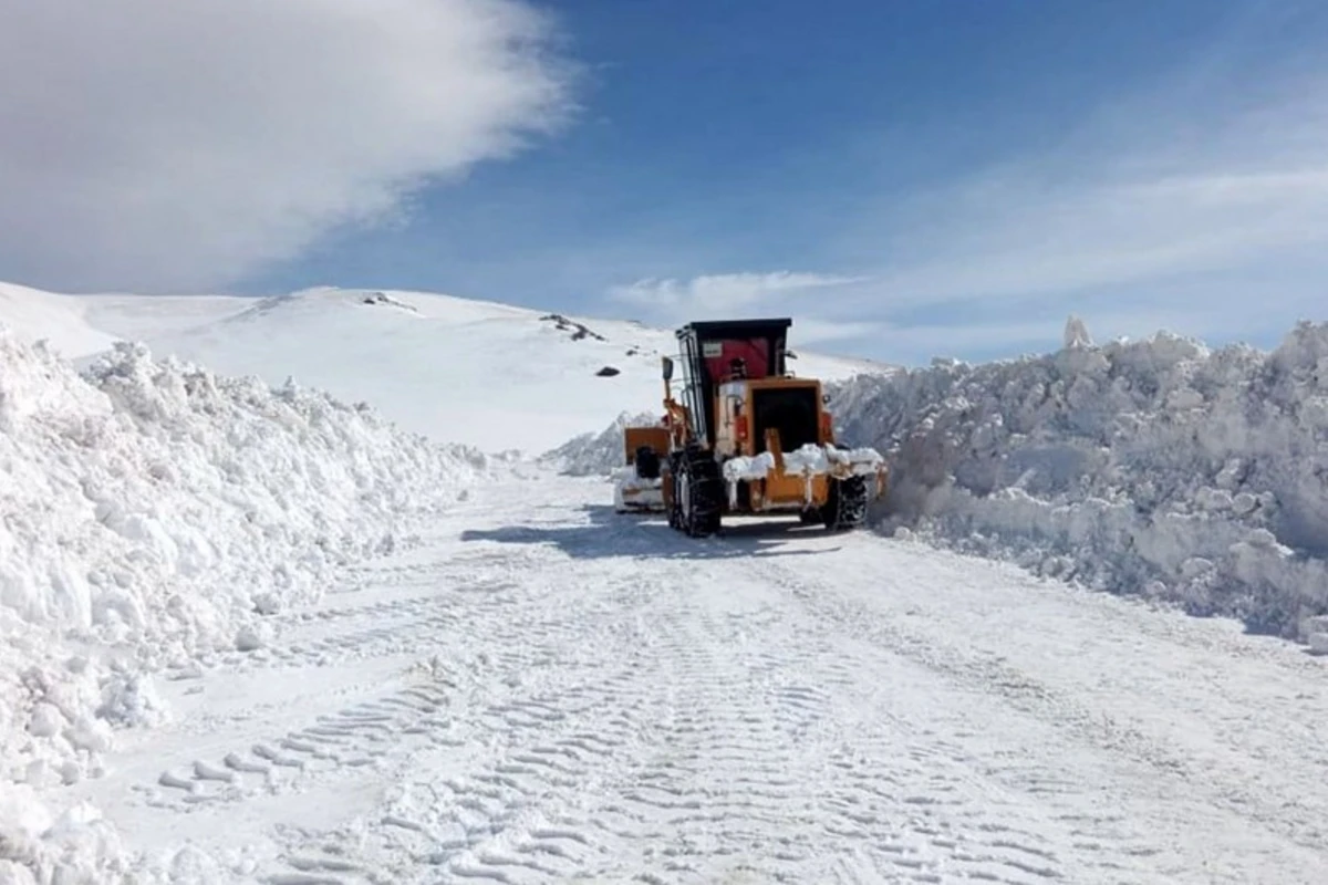 MN: Bu ay Kəlbəcər, Laçın və Daşkəsəndə 2250 km-dək yol qar örtüyündən təmizlənib - FOTO/VİDEO