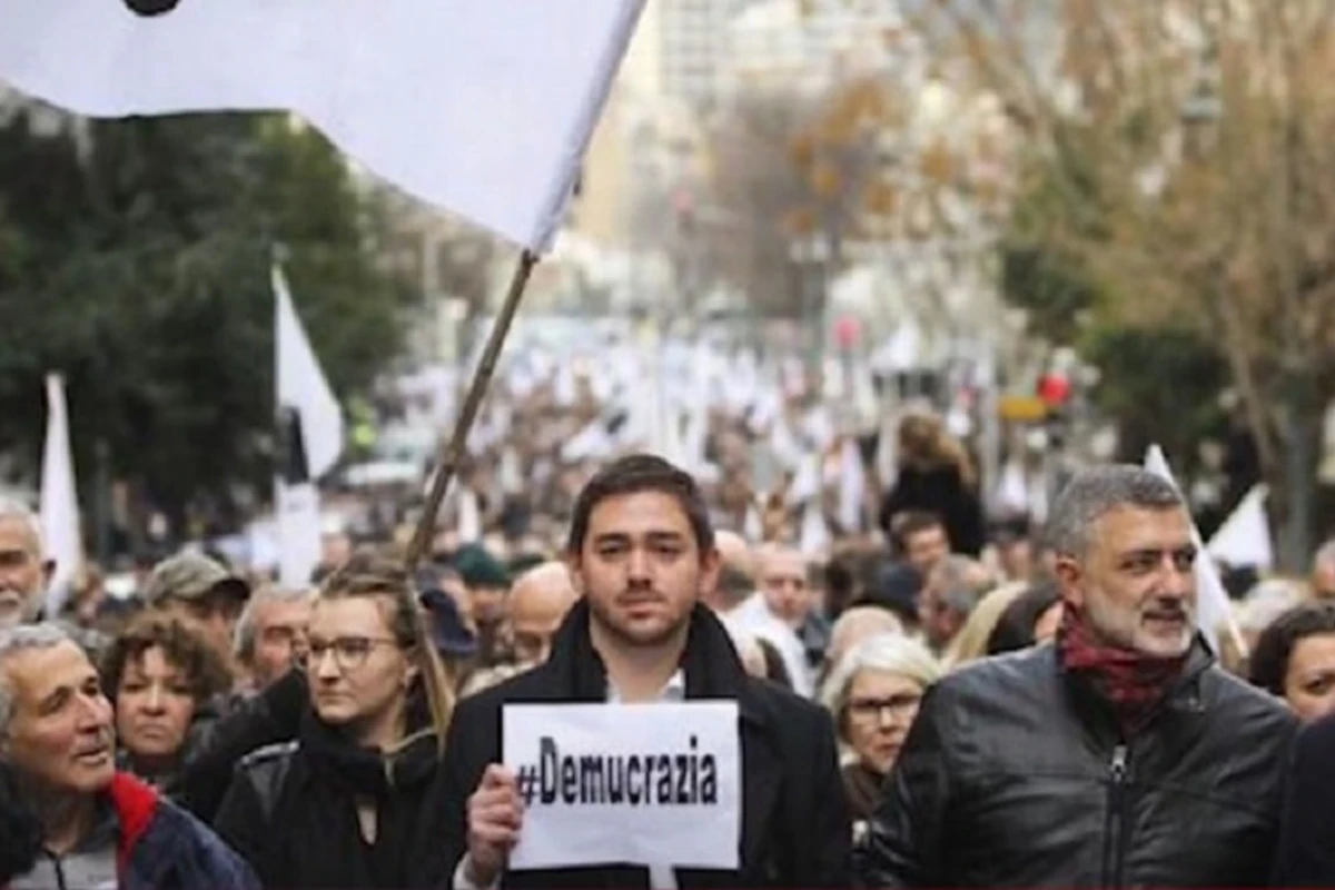 Paris Korsikanı necə fransızlaşdırır? - VİDEO