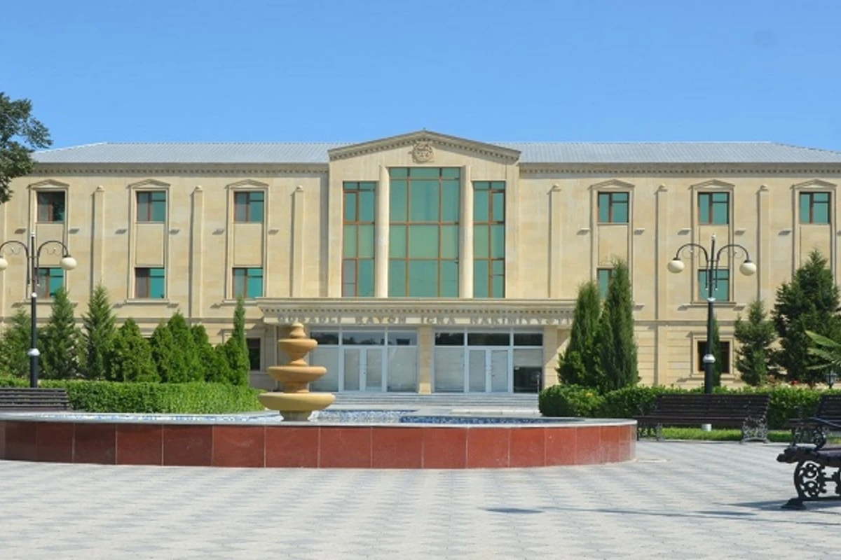 Vəzifəli şəxs İcra Hakimiyyətinin qarşısında bıçaqlandı