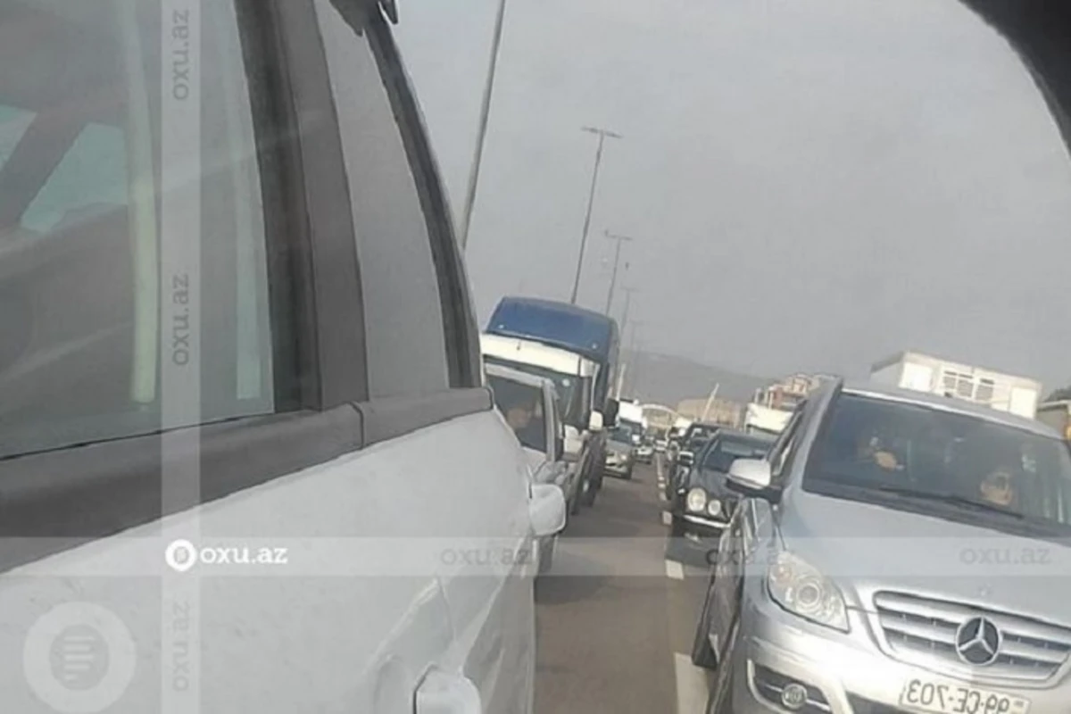 Направляющиеся из Баку в районы создали большой затор на выезде из столицы - ВИДЕО