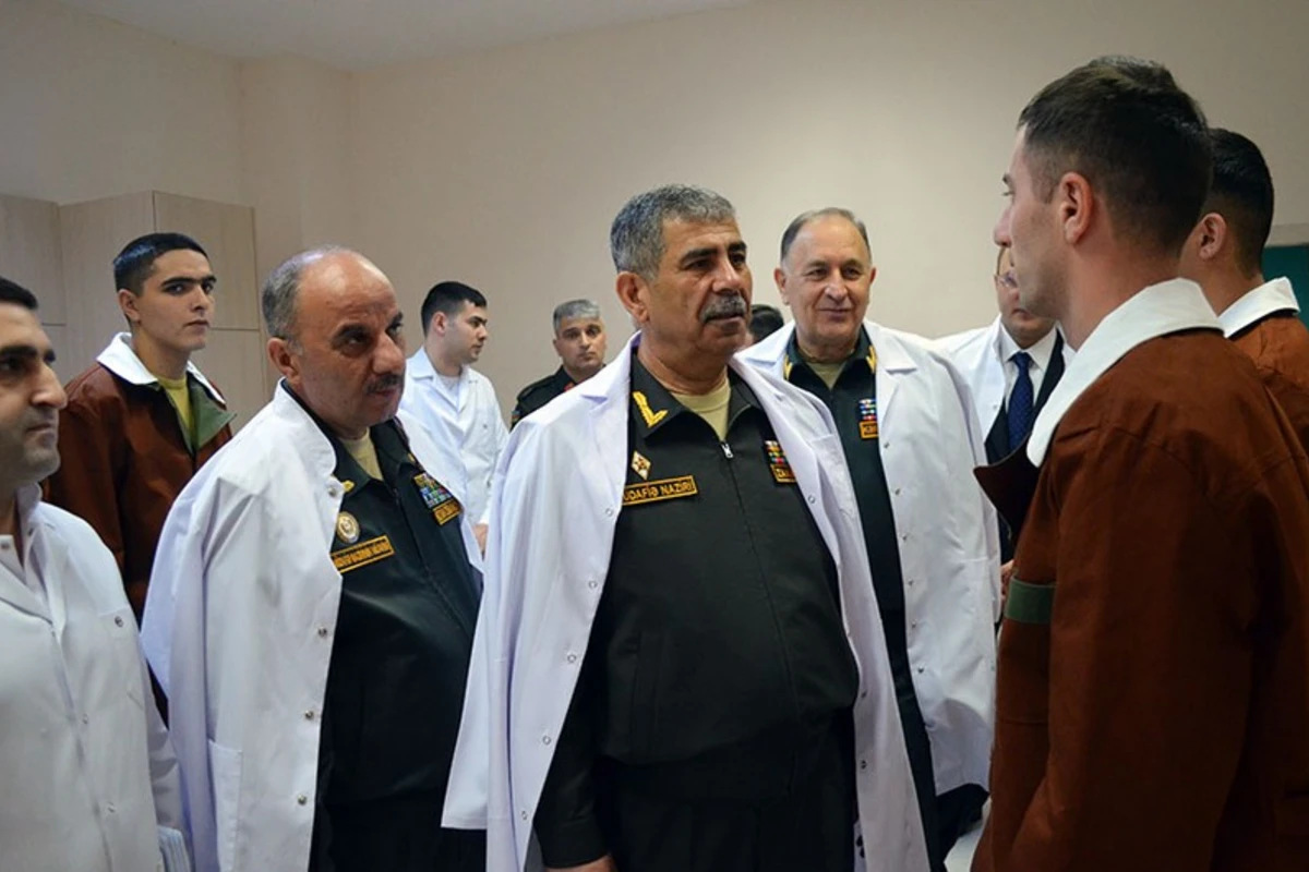 Müdafiə naziri Baş Klinik Hospitalda olub, hərbi həkimləri təbrik edib - FOTO/VİDEO