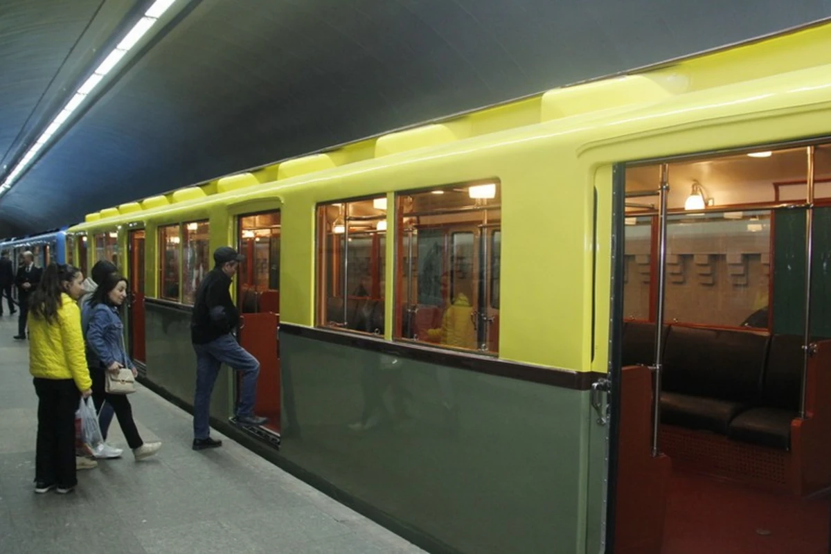 Bakı metrosunda retro vaqonlar nümayiş etdirilir - FOTO