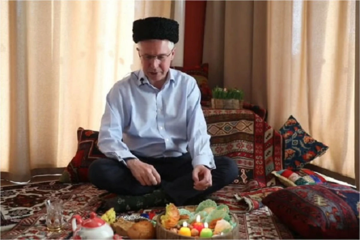 Посол Британии в Азербайджане: Наконец-то я попробовал все новрузовские сладости - ВИДЕО