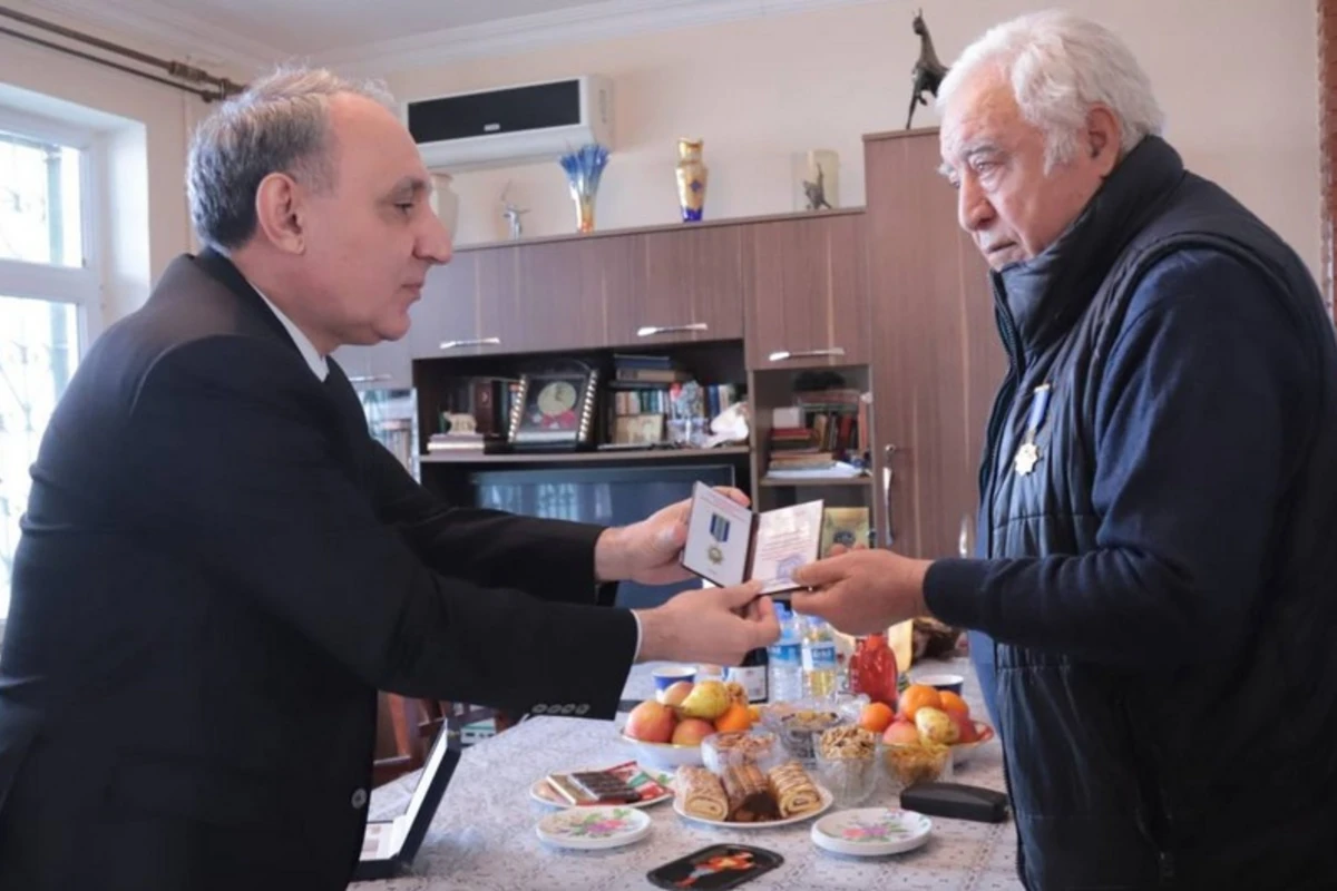 Kamran Əliyev İlyas İsmayılovla görüşüb, medal təqdim edib - FOTO