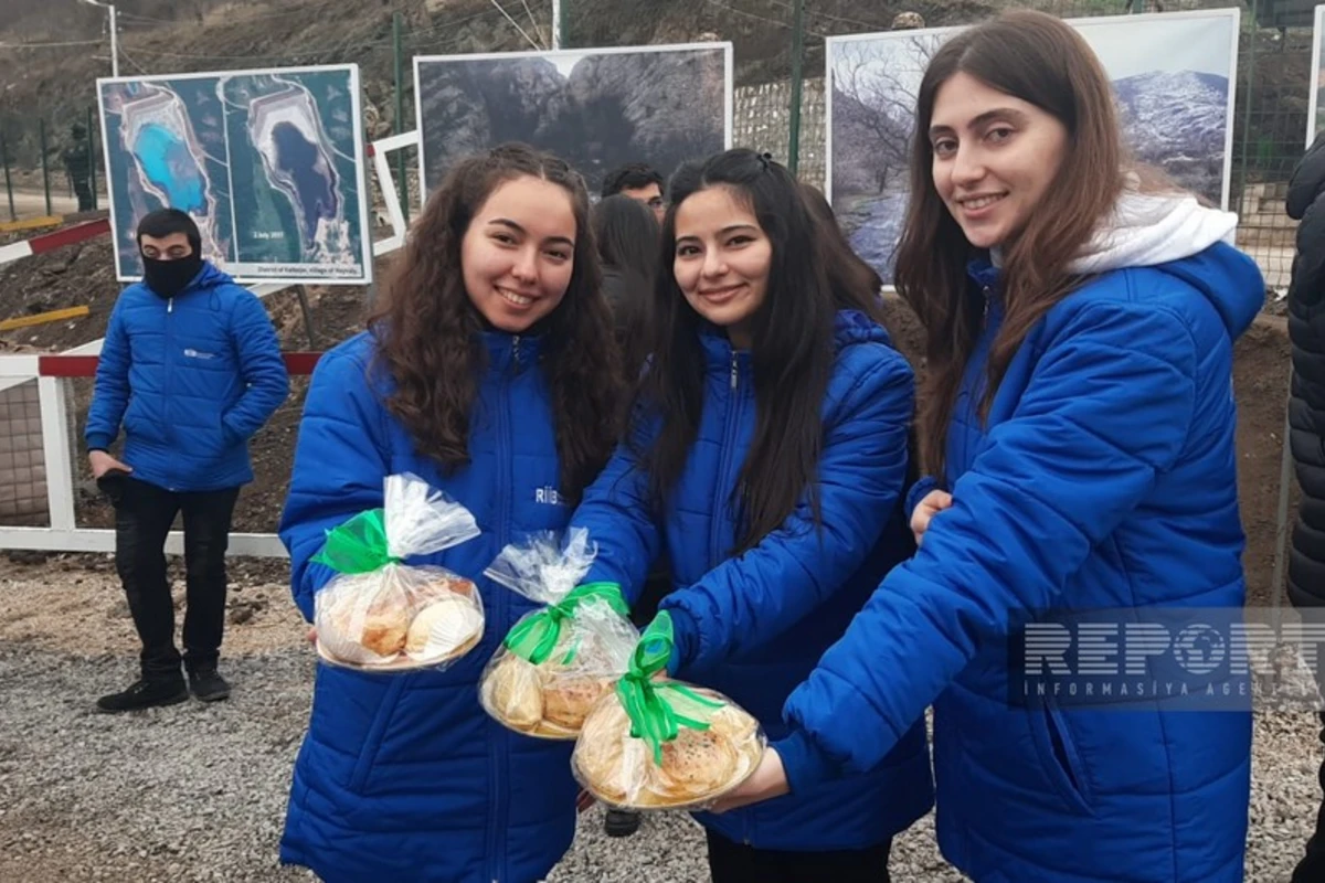 Xankəndi-Laçın yolundakı aksiya iştirakçılarına bayram sovqatı paylanılıb - FOTO