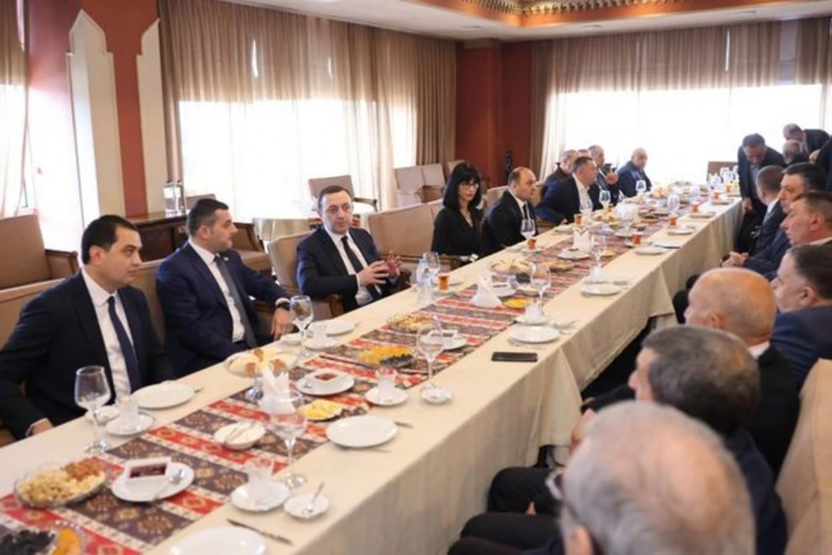 Gürcüstanın Baş naziri Marneulidə azərbaycanlı ağsaqqallarla görüşüb - FOTO
