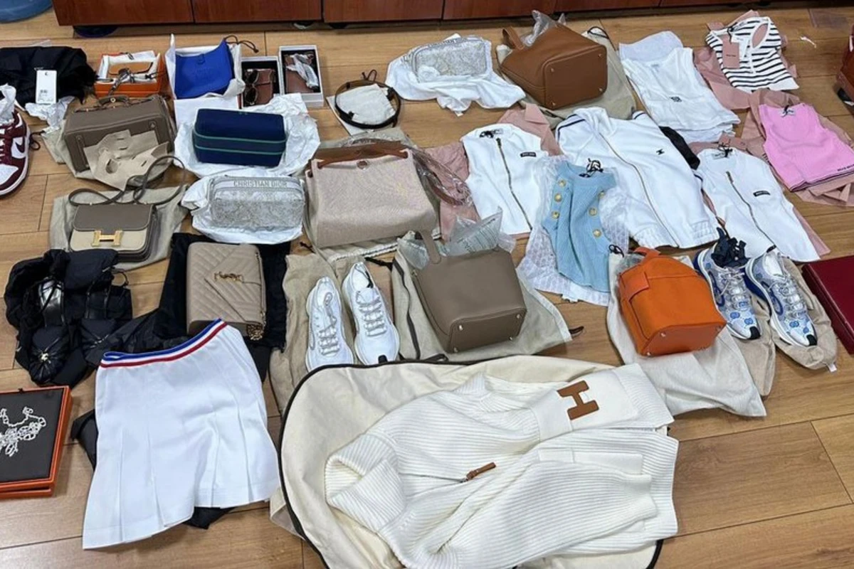 Gömrükdə bəyan olunmamış brend əşyalar müsadirə edildi - FOTO