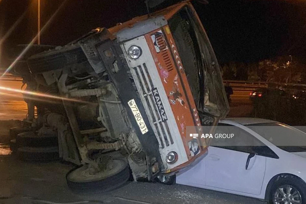 Bakıda KamAZ avtomobilin üzərinə aşdı - FOTO